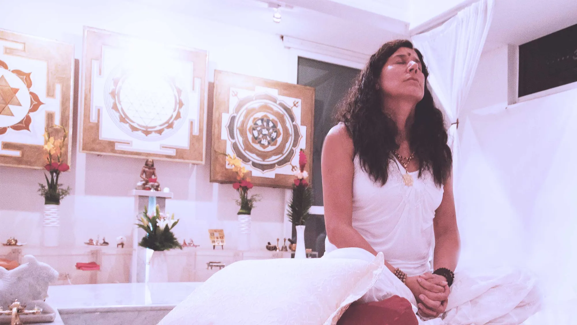 Mataji Shaktiananda sentada en una sala blanca con yantras